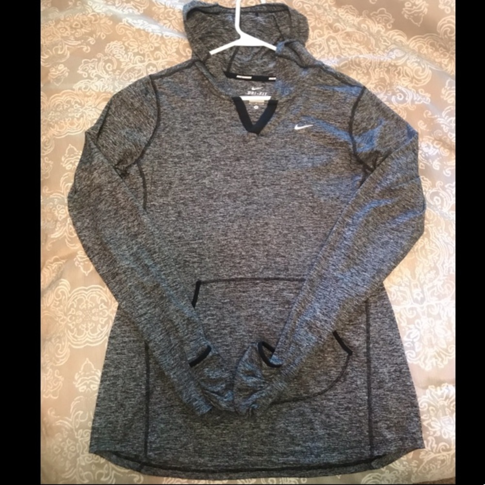 NWOT. Nike Long Sleeve w/ Hood Slimming Hoodie